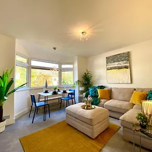  Apartment Seaside Serenity: Stylish 2-bedroom Near Bournemouth's United Kingdom
