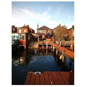 Holiday home The Retreat, A Luxury Riverside & Garden United Kingdom